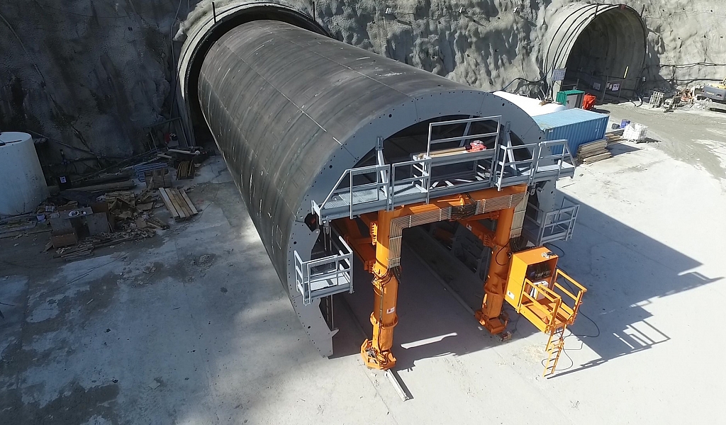 Construcción del AVE Madrid - Galicia. Túnel de La Canda - Via izquierda